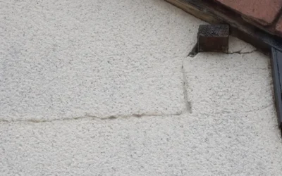 Crépi qui s&rsquo;effrite sur un pavillon : causes et solutions